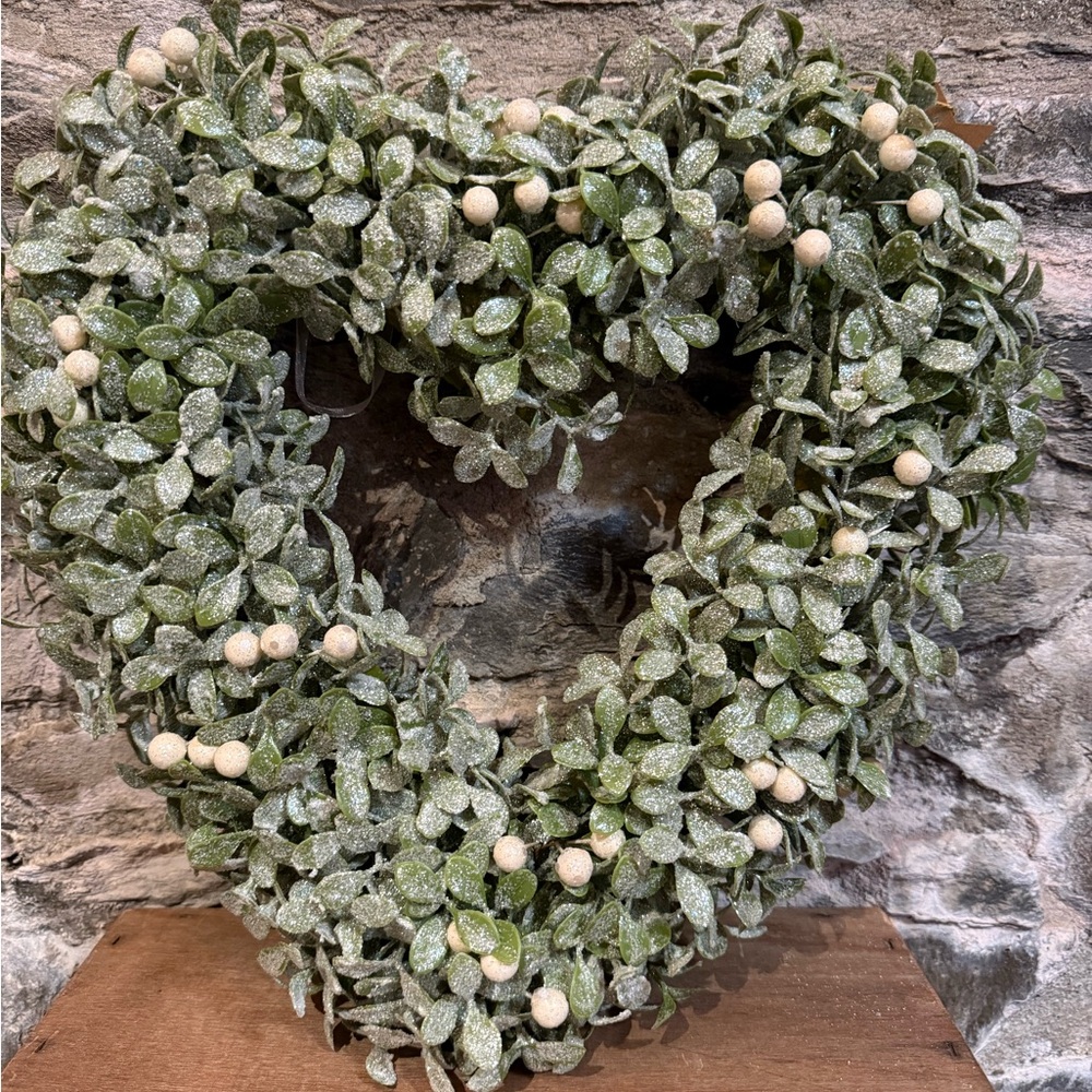Green Heart Wreath with White Accents - Picture 4 of 7
